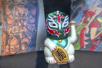 Junky punch, this waving cat with Lucha Libre mask beckons luck twice as fast as conventional