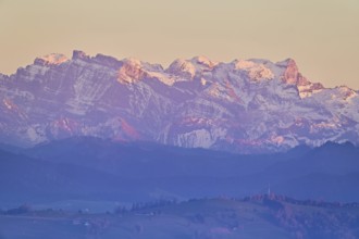 View of Zugerberg from Horben, behind it the snow-covered mountains FlÃ¼brig and VrenelisgÃ¤rtli,