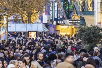 Busy shopping street in Stuttgart. On the first weekend of Advent, visitors flock through the