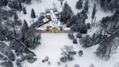 WÃ¶rlitzer Park with view of the Gothic House, winter atmosphere, snow, ice, frost, winter