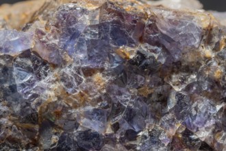 This scene shows a large rock fragment that contains quartz and fluorite crystals. Reflections and