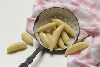 Raw Schupfnudeln in Siebkelle, Nudelsorte, Germany