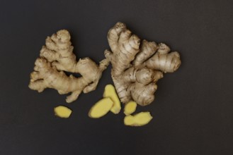 Ginger and ginger slices, Zingiber officinale