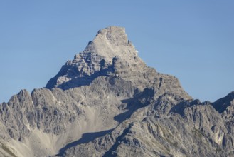 Mountain panorama from the Koblat-HÃ¶henweg on the Nebelhorn across the Obertal with lush green