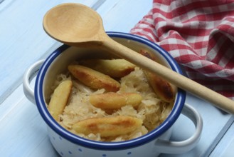 Fried puff noodles with sauerkraut in pots
