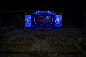 Interior shot, replica of the Helene Fischer benefit concert, play of colors, in favor of A Heart