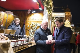Kai Wegner, Governing Mayor of Berlin, with roasted chestnuts at the Christmas market