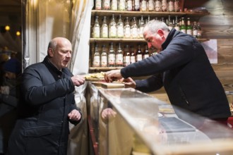 Kai Wegner, Governing Mayor of Berlin, receives sausages at the Zillertaler RÃ¤ucherspreck stand at