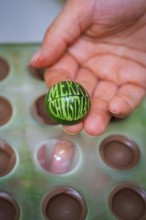 A hand-decorated green ball with Christmas greetings is presented, Weihnachtsbacken, Haselstaller