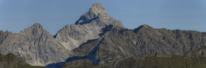 Mountain panorama from the Koblat-HÃ¶henweg on the Nebelhorn across the Obertal with lush green