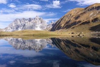 Mountain panorama in autumn, Eissee, Oytal, behind GroÃŸer Wilder, 2379m, Hochvogel and Rosszahn