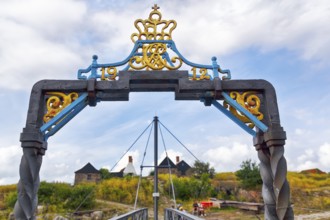 Pedestrian bridge between ChristiansÃ¸ and FrederiksÃ¸, Christiansö and Frederiksö, decorative gate