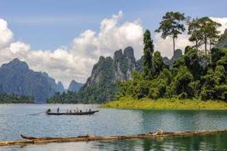 Longtail boat typical of Thailand Longtail boat Longtail boat travels with tourists across Chao Lan