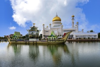 Masjid Omar Ali Saifuddien Mosque and the ceremonial stone barge, Bandar Seri Begawan, Brunei