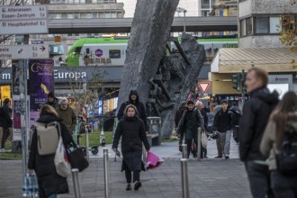 Downtown Essen, passers-by at Europaplatz, main train station, mining monument Steile Lagerung,