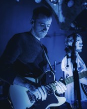 Eoin Fitz Fitzgibbon, guitarist from Kingfishr live in Berlin Gretchen on 14.11.2025