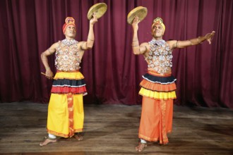 Kandi Lake Club Cultural Dance Show, Plate juggler, Kandy, Sri Lanka