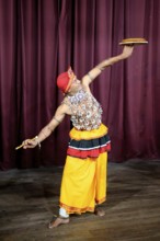 Kandi Lake Club Cultural Dance Show, Plate juggler, Kandy, Sri Lanka