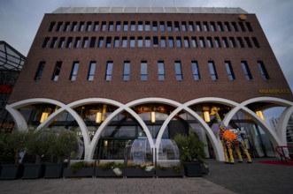 Exterior view, SHELL, next to shopping mall, Westfield, logo, Hamburg-Ãœberseequartier, Miamiplatz,