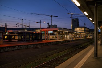 Platform, main train station, Stuttgart 21 construction site in the background, S21, Bonatzbau,