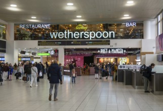 The Beehive Wetherspoon restaurant bar, South Terminal, London Gatwick airport, London, England, UK