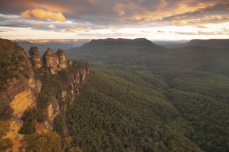 Colourful evening sky over the Three Sisters at Echo Point in Katoomba, Blue Mountains, New South