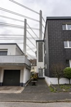 Residential buildings, directly on the A40 Neuenkamp bridge, in Duisburg-Homberg, pillars and