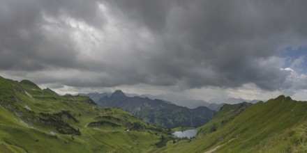 Mountain panorama from Zeigersattel to Seealpsee, on the left Höfats 2259m, in the centre, partly