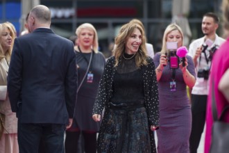 Erica Huggins (producer) in front of the film premiere of Die Nackte Kanone at the UCI Luxe East