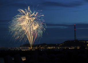 Brilliant, atmospheric fireworks display for the Heligoland island festival in red, green and gold,