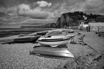 Boats lying on the beach, rowing boat, pebble beach, bathing huts, beach cabins, bathing cabins,