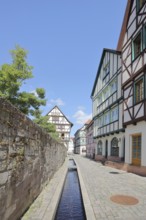 Half-timbered houses and stone wall, Rinnsal, Bächsle, Bächlein, Kirchhof, Schmalkalden, Franconia,