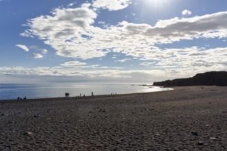 Black pebble beach Djúpalónssandur, Djupalonssandur, volcanic landscape, coastline, sunbeams,