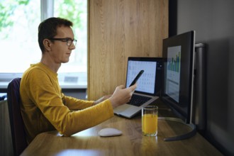 A middle-aged man analysed the payout data and found an error. He calls his bank to resolve this