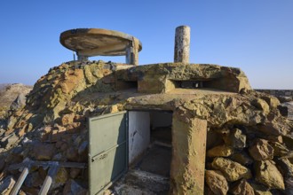 Abandoned bunker-like structure with rock walls and sky in the background, Lost Place, Lago