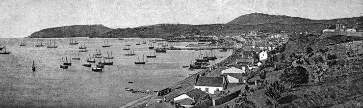 Setúbal or Sanct Ybes on the Atlantic Ocean, bay with many tall ships at anchor, mountain