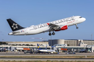 An Austrian Airlines Airbus A320 aircraft with the registration number OE-LBZ and the Star Alliance