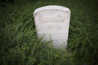 Separate memorial stone for war reporter Robert Capa, actually André Endre Erno Friedman, Mémorial