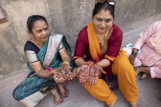 Indian woman show hands painted with henna, Mehrangarh or Meherangarh Fort, Jodhpur, Rajasthan,