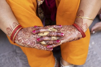 Indian woman showing hands painted with henna, Mehrangarh or Meherangarh Fort, Jodhpur, Rajasthan,
