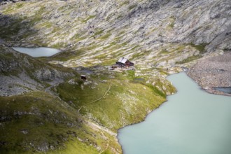 Adolf-Nossberger-Hütte, view of turquoise-blue mountain lake Großer Gradensee, Schober Group, Hohe