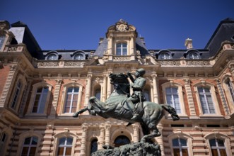 Statue, equestrian statue Le Piquer, The Hunter, in front of the Wine Museum, Musée du vin de