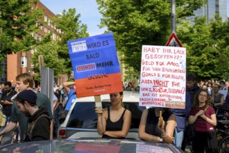 Protests by employees of Berlin universities against the breach of contract and the cuts by the