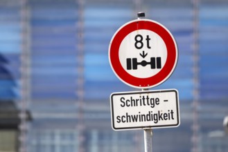 Traffic sign 263, actual axle load of eight tonnes. Walking speed. Karlsruhe, Baden-Württemberg,