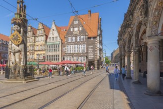 Market square with the Bremen Roland with sword and shield with imperial eagle of the Holy Roman
