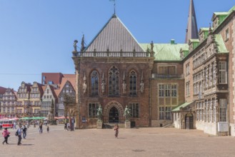 Market square with Old and New Town Hall, Heralds, Equestrian statue in front of the east portal of