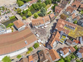 Crowd gathers in the city centre in sunny weather, surrounded by many buildings, 950 years Calw,