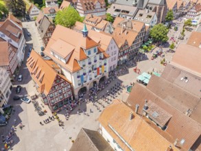 Central event in front of a large, historic building on a town square, 950 years of Calw, parade