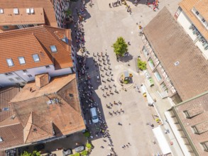People on a square next to several historic buildings, 950 years of Calw, Calw parade, Black