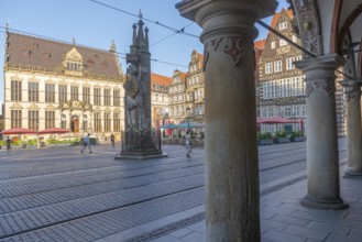Historic market square with Schütting House, the Chamber of Industry and Commerce (left), and the